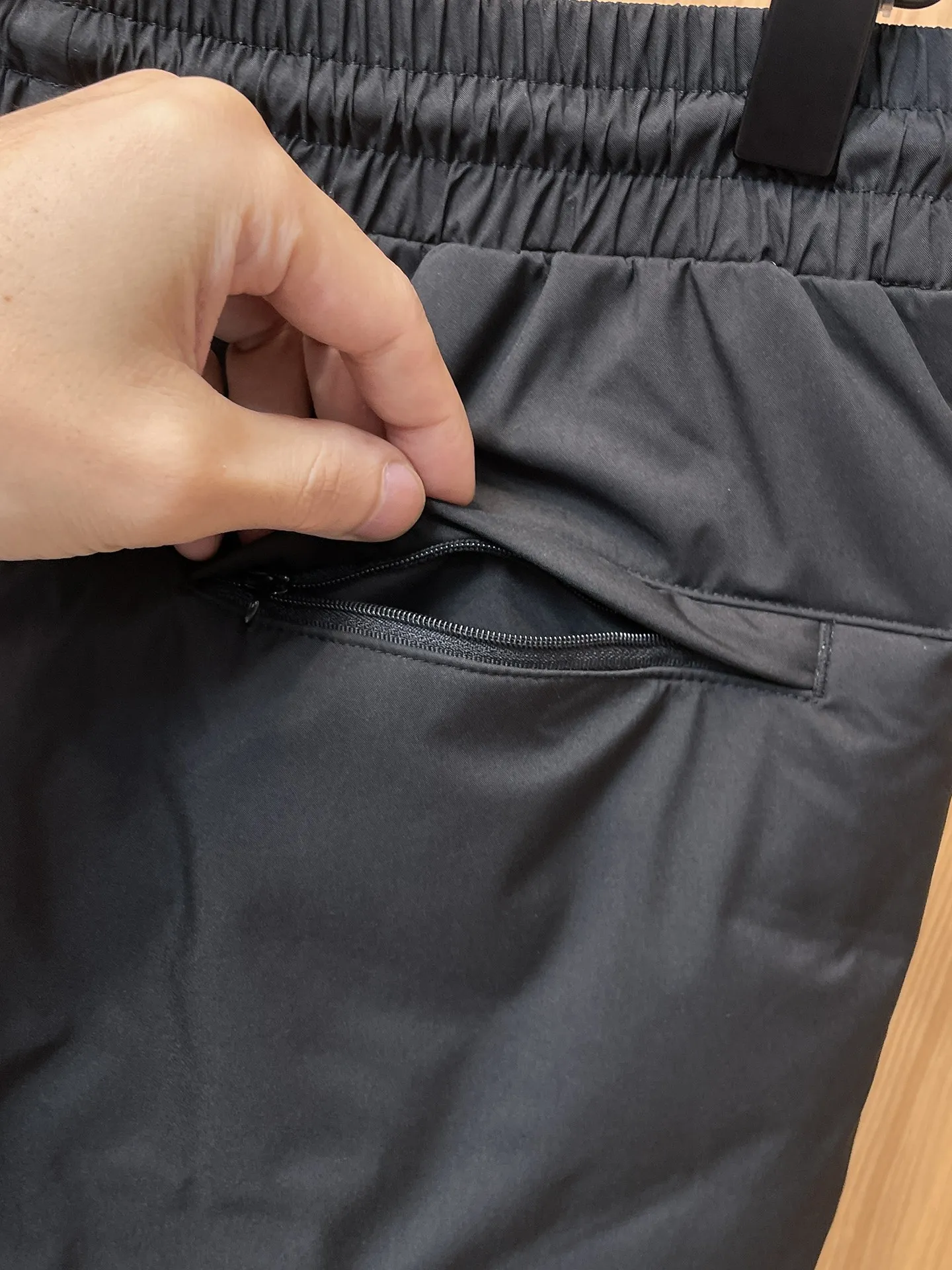 P490 Canada Goose 25 new autumn and winter products🆕Thickened warm down pants are here🌹Winter essential outdoor windproof, lockable and warm. Made of professional-grade outdoor windproof, waterproof and breathable fabric. Lining is filled with 90% white duck down. Lightweight design, lightweight and warm. Seamless gluing process on the inside. Made of light and gall-free velvet fabric to effectively prevent velvet running. Original hardware accessories. Classic logo matching. Simple and versatile. The upper body is stylish and not bulky. The style is the same for men and women! Size: M-3XL.